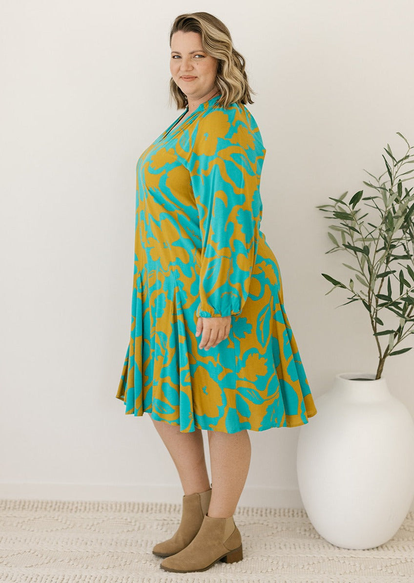 retro floral knee-length dress with pockets and v-neck