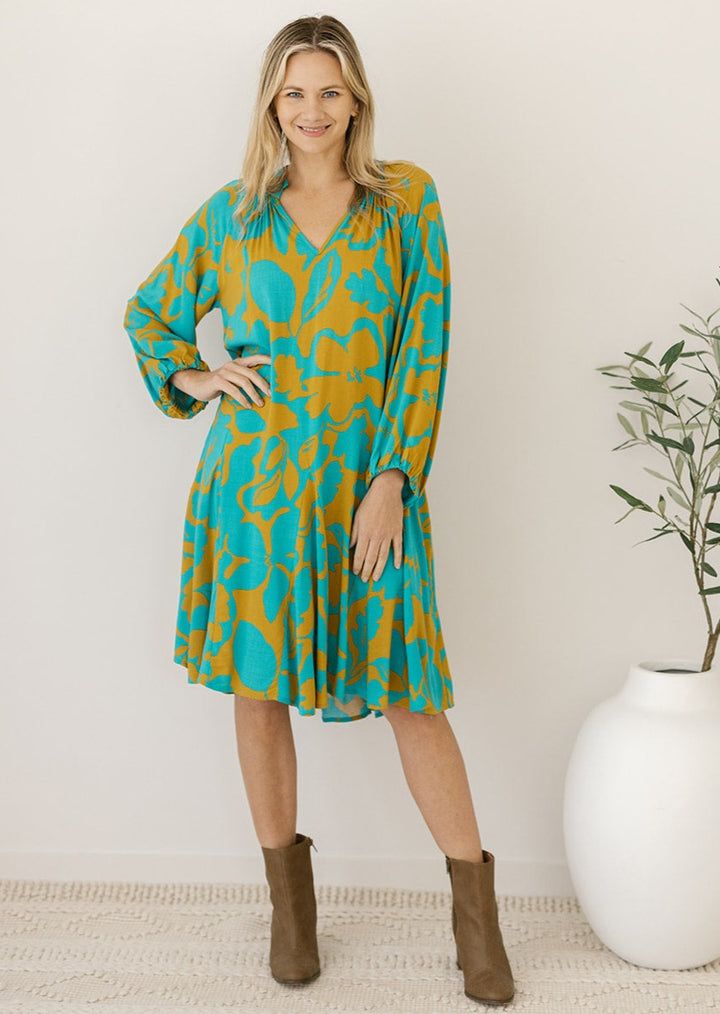 long-sleeved v-neck smock style knee-length retro floral dress